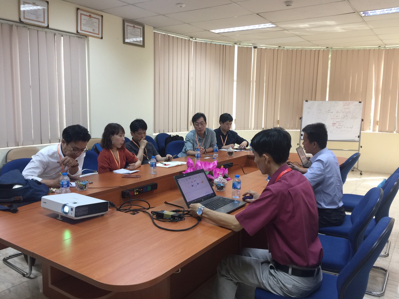 Hình 1: Đoàn nghe giới thiệu về trung tâm Viễn thông của QTSC ngày 12/08/2019