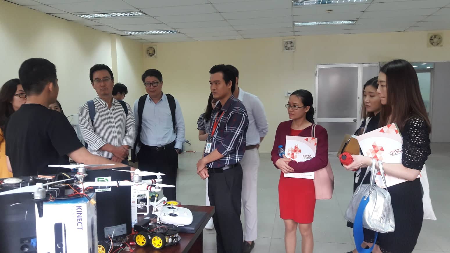 Hình 2: Thăm quan khu R&D Labs và nghe giới thiệu về những công nghệ mới đang được nghiên cứu tại đây