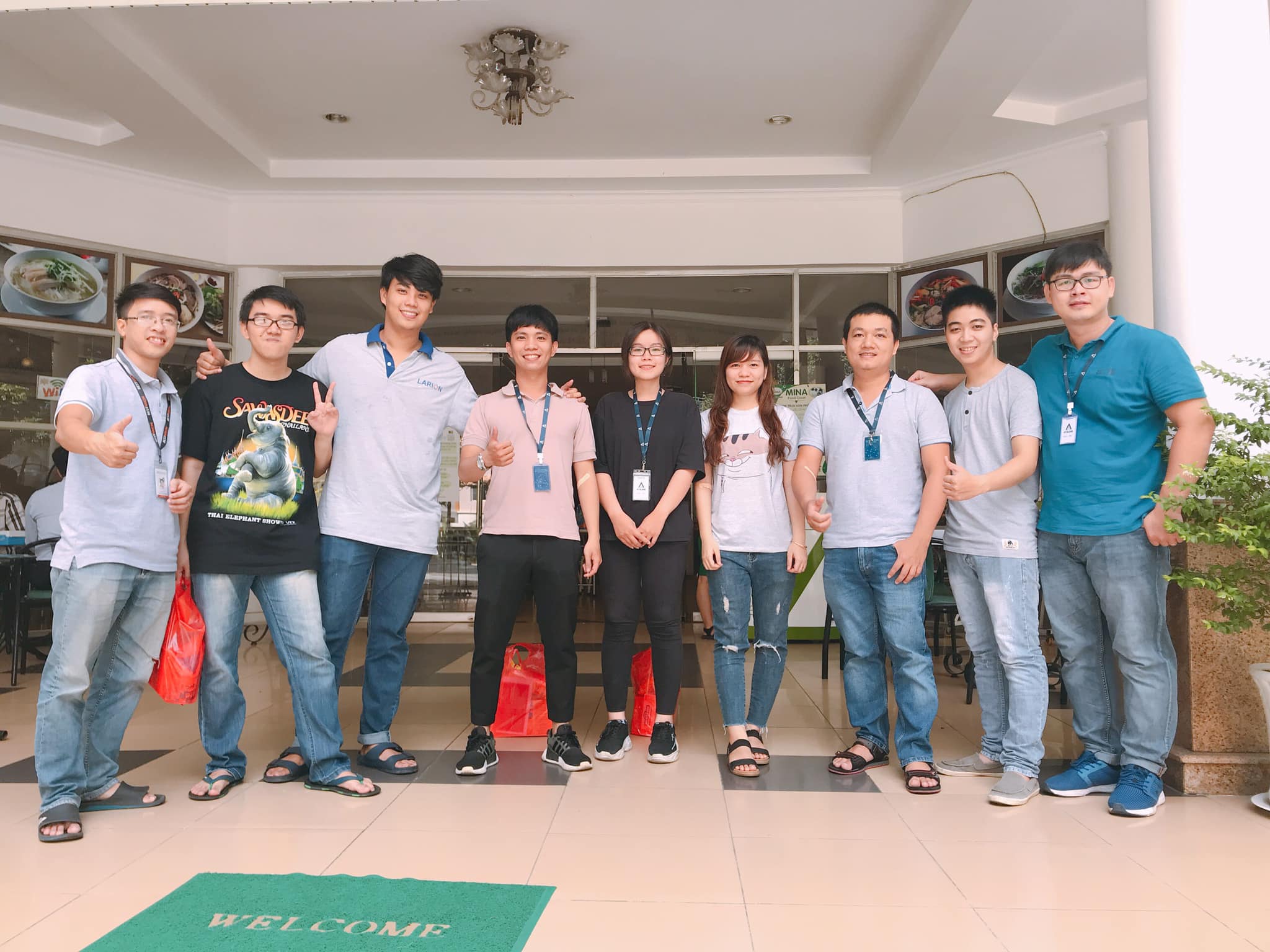 LARION’s employees took souvenir photos after finishing blood donation