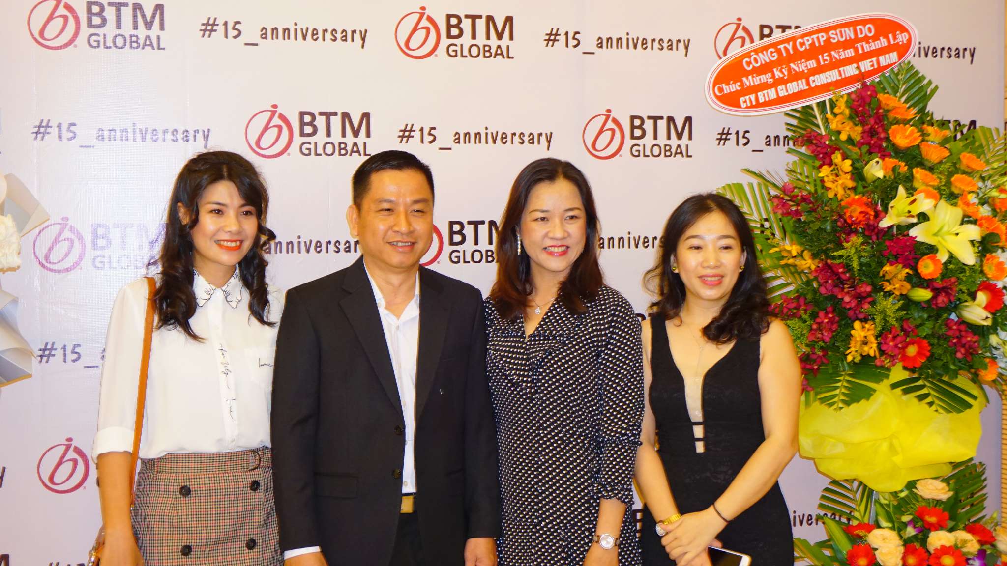 Bà Phạm Thị Kim Phượng – Phó Giám đốc QTSC chụp hình lưu niệm cùng với ông Huỳnh Quang Tiến, Giám đốc điều hành BTM Vietnam tại lễ kỷ niệm
