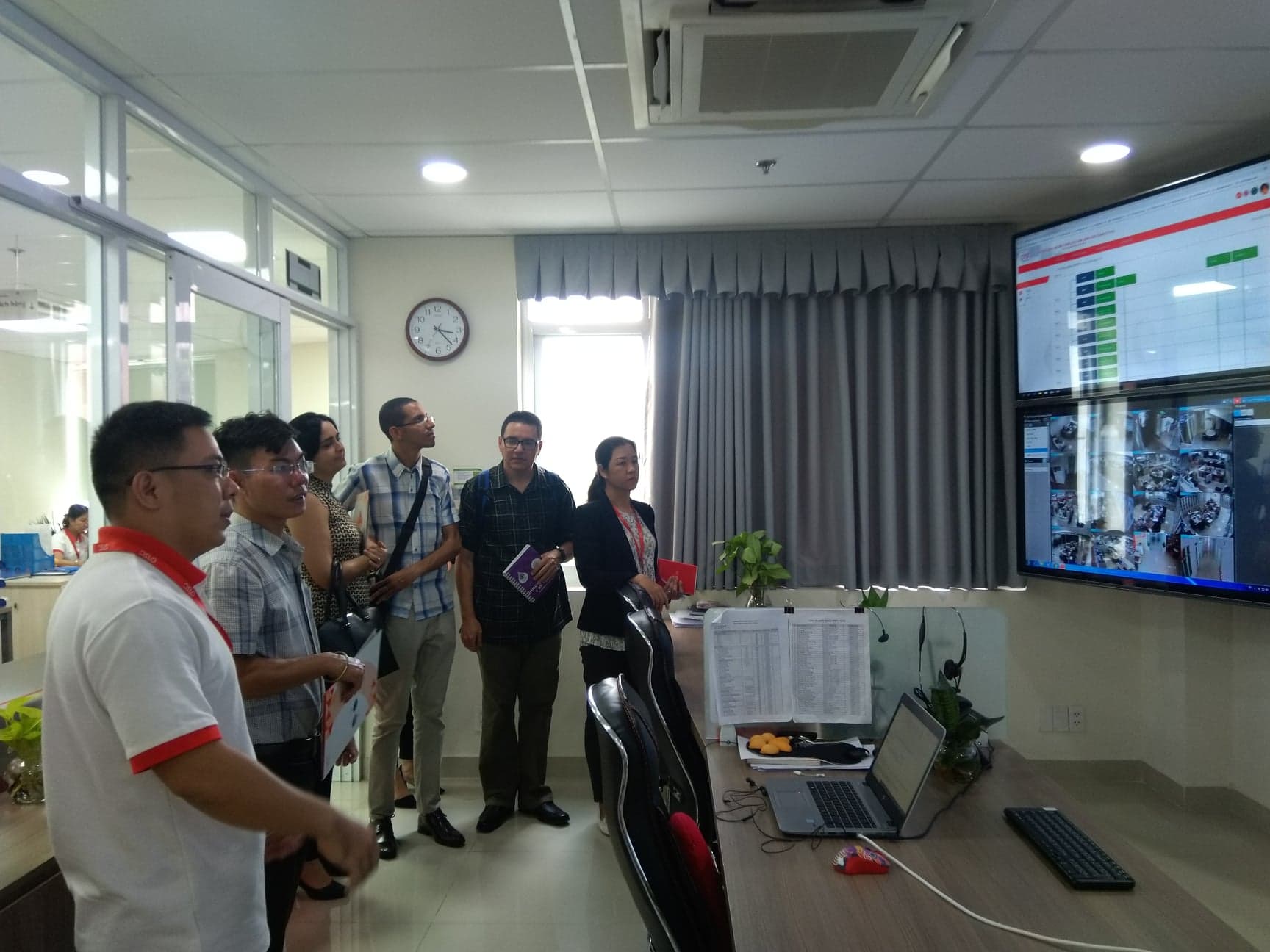 Đoàn nghe giới thiệu về các ứng dụng đang triển khai tại QTSC để xây dựng QTSC trở thành đô thị xanh, thông minh