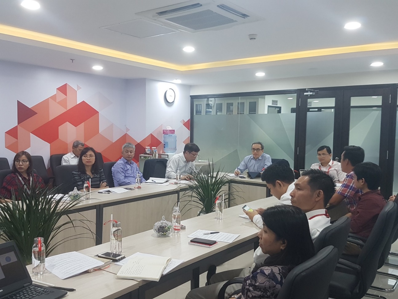 Thứ trưởng Bộ Thông tin và Truyền thông Phan Tâm làm việc với đại diện các doanh nghiệp VNITO tại QTSC