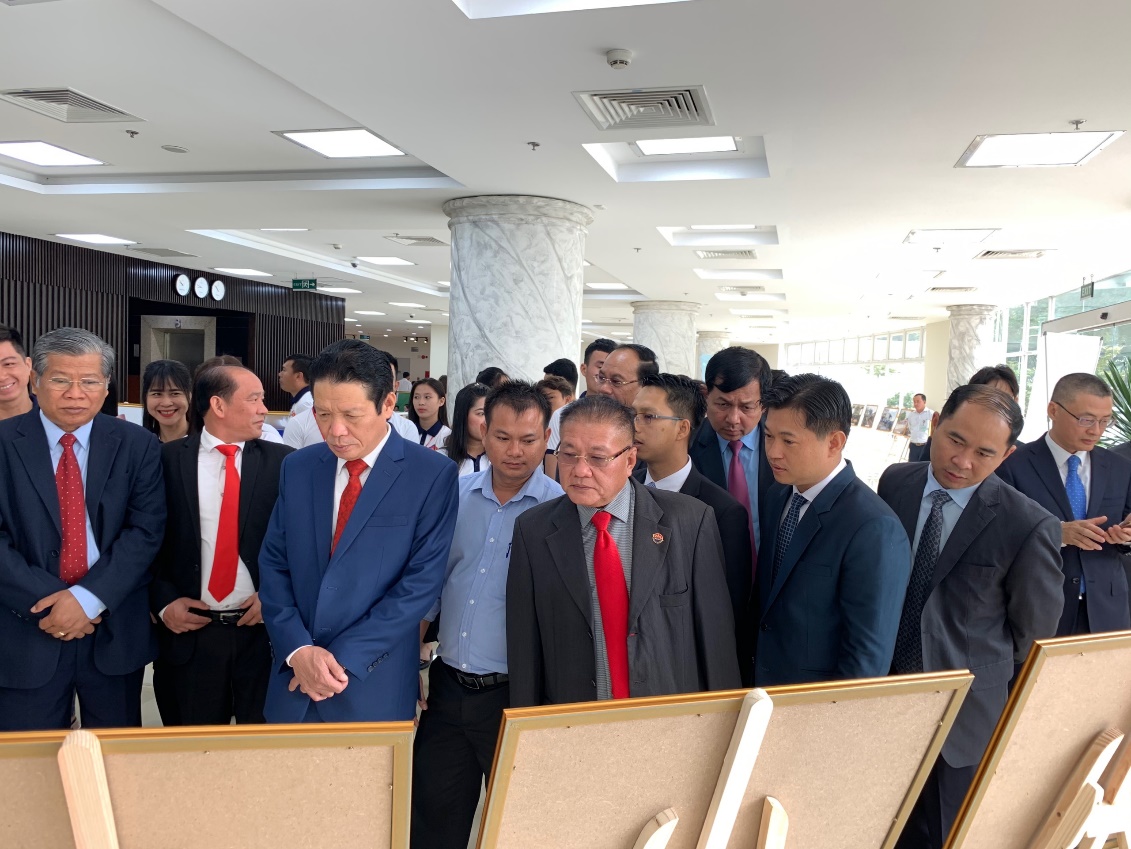 Thứ trưởng Bộ TT&TT Hoàng Vĩnh Bảo (caravat đỏ, thứ 3 từ trái qua) và Ông Ly Vann Hong - Đặc phái viên Chính phủ Hoàng Gia, Campuchia (caravat đỏ, thứ 4 từ trái qua) đang xem những bức hình hoạt động thể hiện tình hữu nghị giữa 2 nước Việt Nam - Campuchia