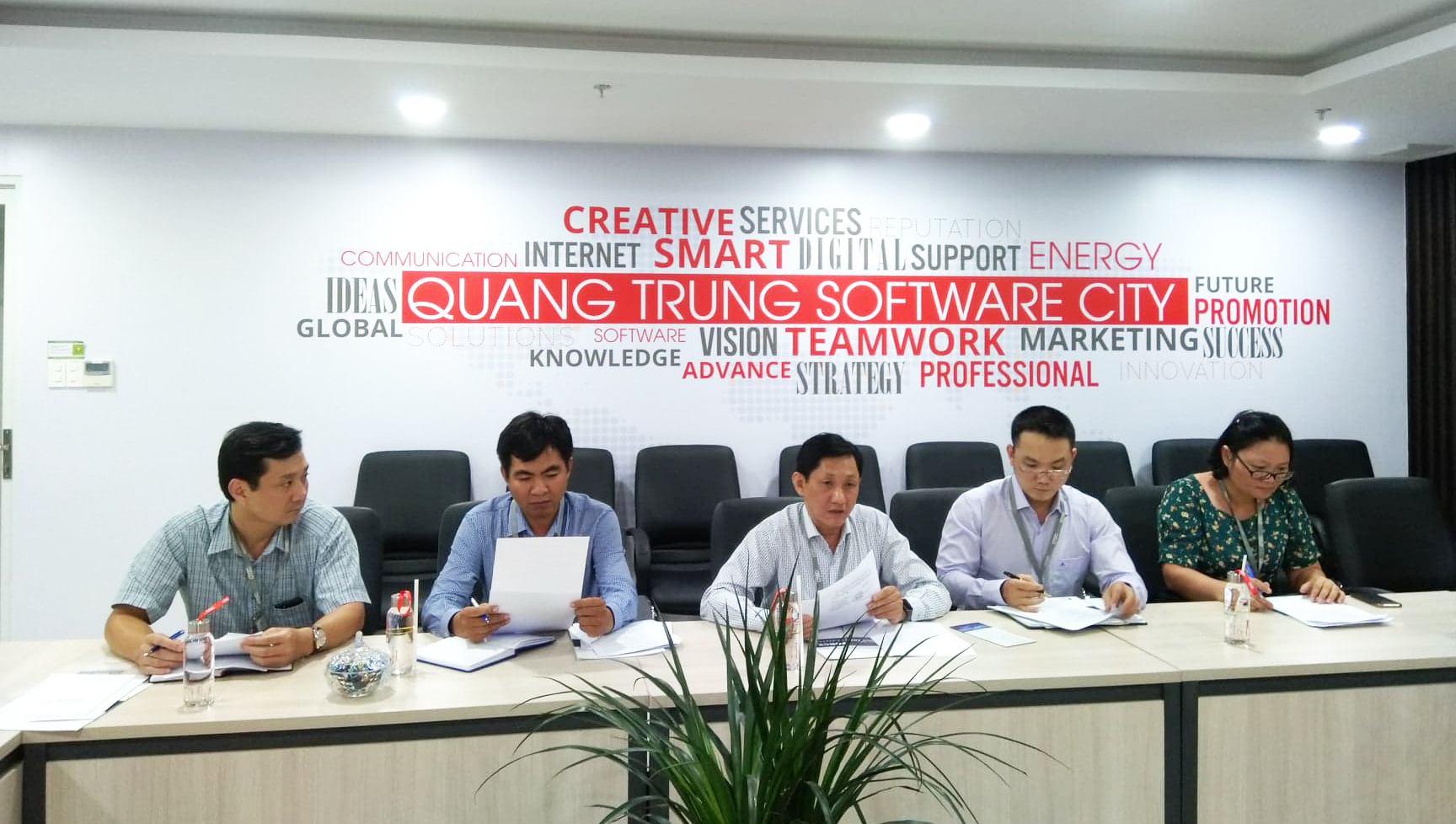 Ông Nguyễn Hoàng Việt (ở giữa) – Giám đốc Trung tâm CNPM, Đại học Cần Thơ trình bày ý tưởng gia nhập Chuỗi QTSC của Trung tâm