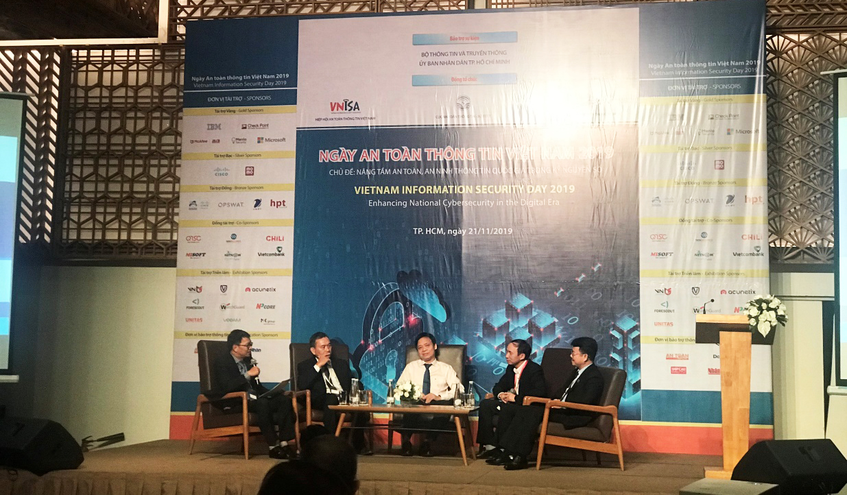 Ông Trần Hữu Dũng (ngoài cùng bên phải) – Chủ tịch HĐTV QTSC tham gia tọa đàm tại hội thảo