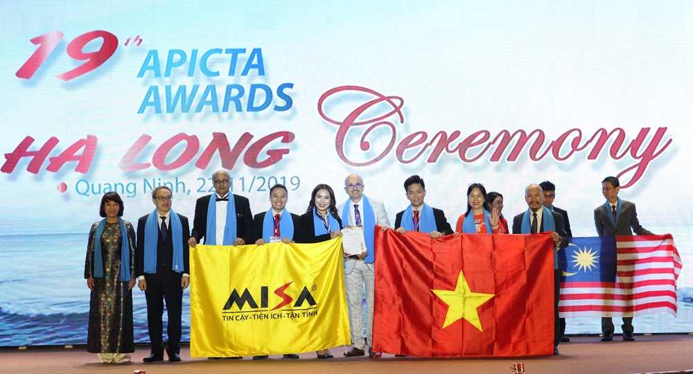Niềm vui chiến thắng của MISA trên sân khấu lễ trao giải danh giá APICTA 2019. Ông Stan Singh - Chủ tịch APICTA (thứ 3 từ trái sang) và ông Phan Tâm - Thứ trưởng Bộ Thông tin và Truyền thông (thứ 2 từ trái sang) trao giải cho Công ty Cổ phần MISA