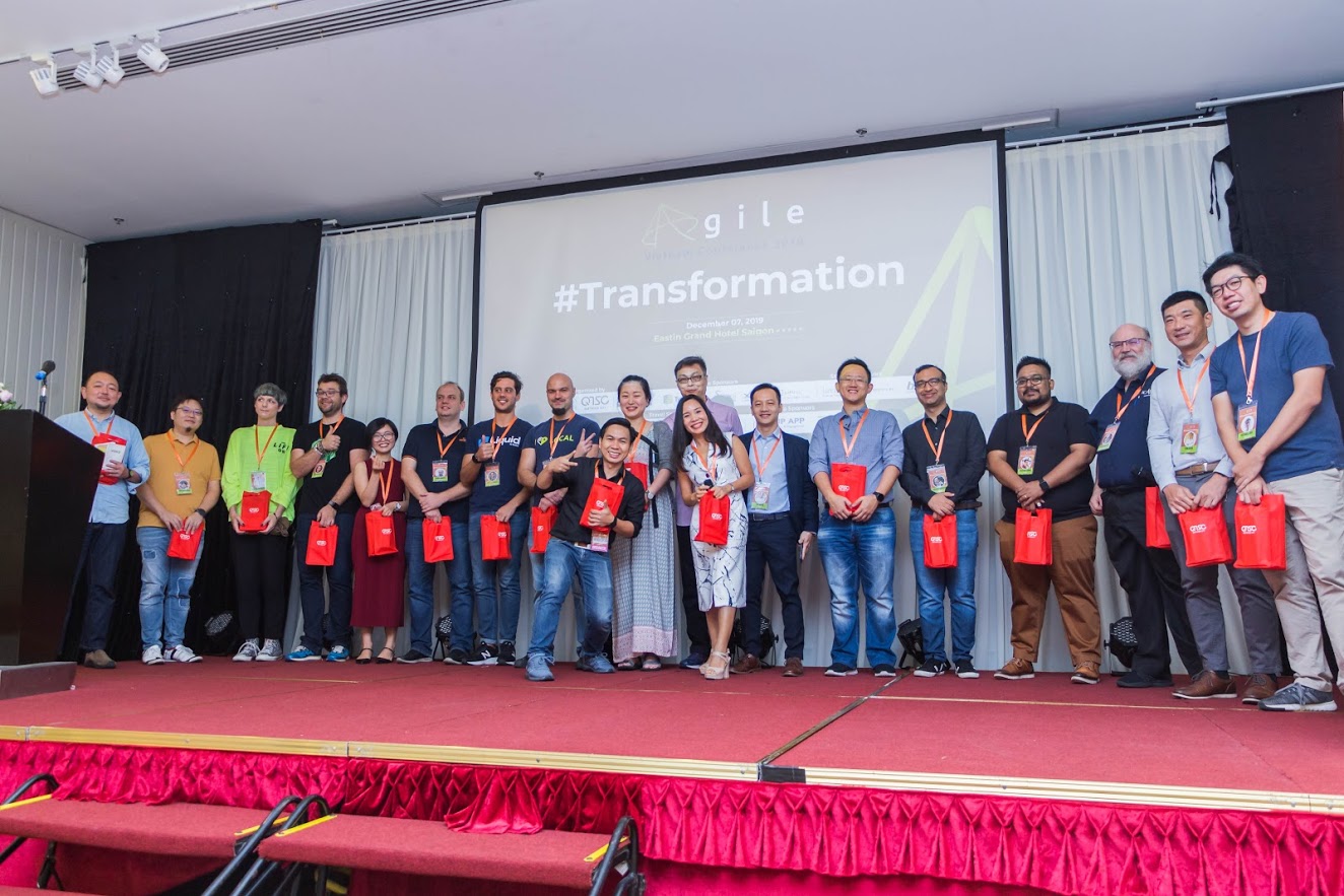 Speakers around the world took souvenir photos at the conference