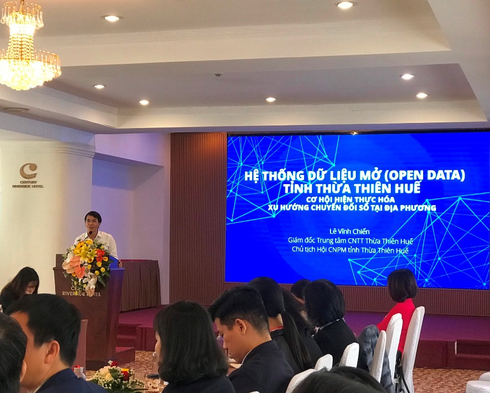 Ông Lê Vĩnh Chiến - Giám đốc Trung tâm CNTT tỉnh trình bày tham luận "Hệ thống dữ liệu mở (Open Data) tỉnh Thừa Thiên Huế và các cơ hội hiện thực hóa xu hướng chuyển đổi số tại địa phương" tại Hội nghị