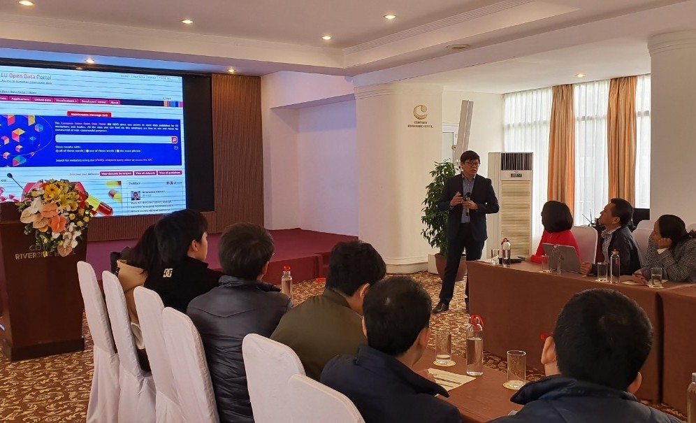 Ông Hoàng Hữu Hạnh - Chuyên gia Học viện Bưu chính viễn thông đến với Hội nghị qua bài tham luận "Linked Open Data - Giải pháp Chuyển đổi số cho dữ liệu Chính quyền điện tử và đô thị thông minh, phân tích các xu hướng trong khu vực và trên thế giới, các khuyến nghị thực hiện"