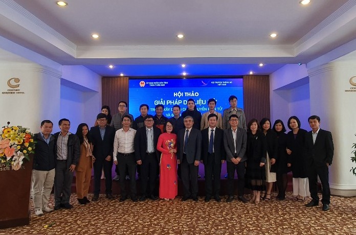 Ban tổ chức Hội nghị và các diễn giả cùng chụp ảnh lưu niệm.