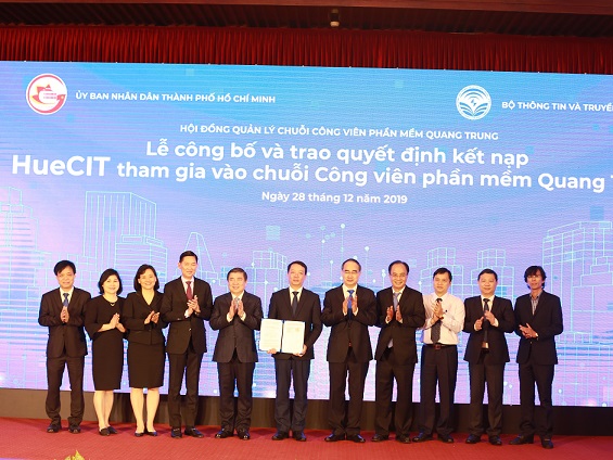 Lãnh đạo TP.HCM, Thừa Thiên - Huế, Bộ Thông tin và Truyền thông chúc mừng HueCIT được trao chứng nhận thành viên Chuỗi Công viên phần mềm Quang Trung.