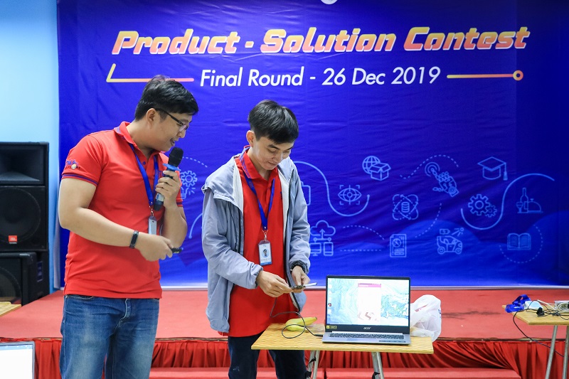 Các đội thi trình bày ý tưởng và demo sản phẩm tại cuộc thi