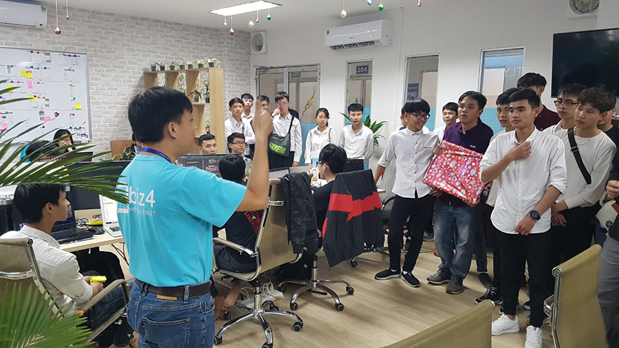…và tham quan công ty Biz4 tại QTSC Incubator