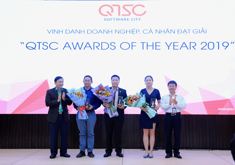 Dr. Nguyen Dinh Uyen (L, 2) and the representatives of MISA, TMA Solutions received campaign medals of the “QTSC Awards of The Year 2019”