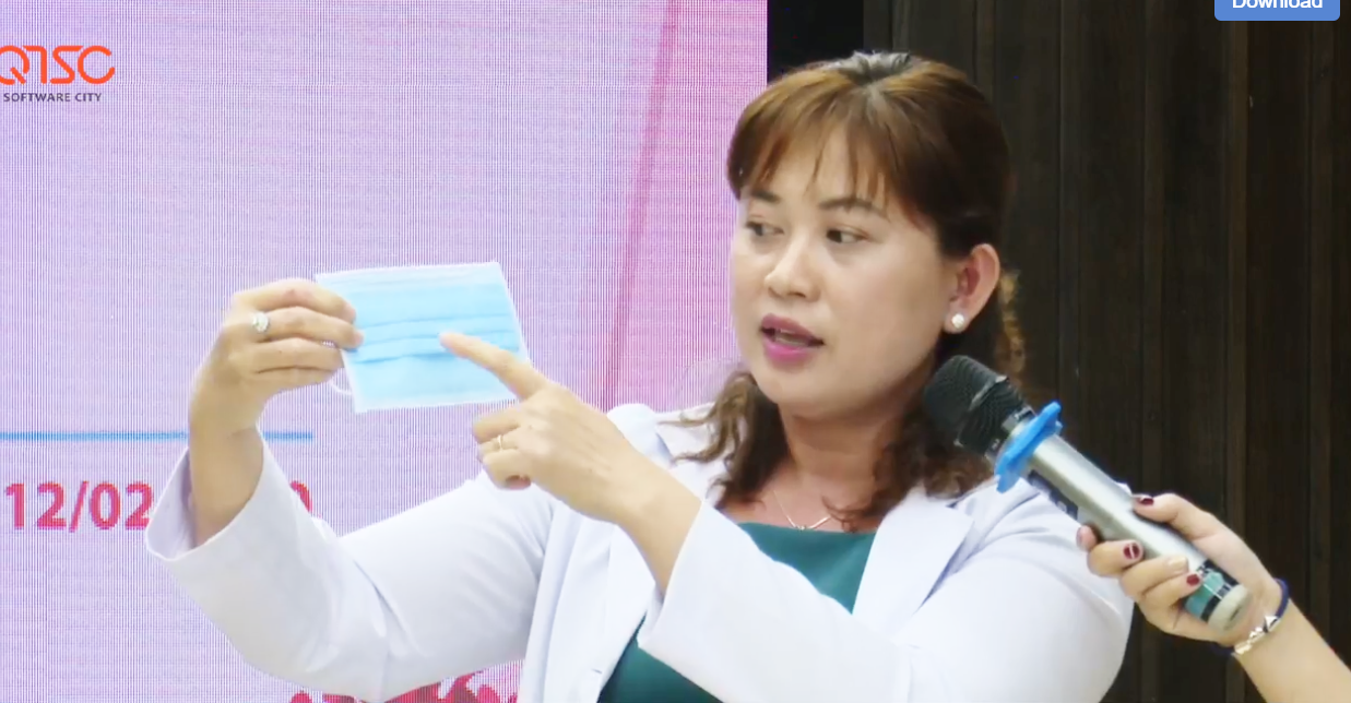 Hình 3: Bác sĩ Bích đang hướng dẫn khán giả cách đeo khẩu trang đúng chuẩn