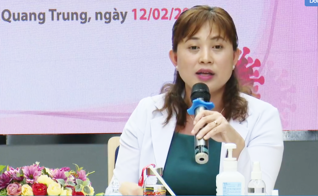 Hình 2: Bác sĩ Nguyễn Thị Ngọc Bích – BS CK1 khoa cấp cứu hồi sức, Bệnh viện Bệnh Nhiệt đới TP.HCM đang trả lời câu hỏi của khán giả