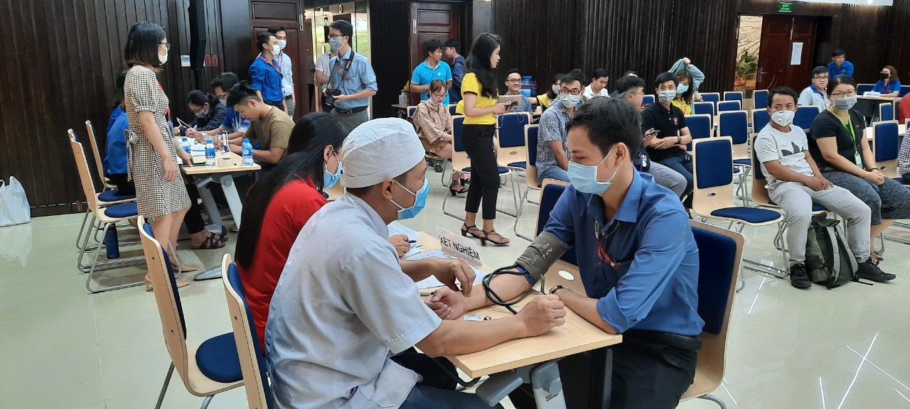   Picture 1, 2: Doctors examining and giving health advice before taking blood