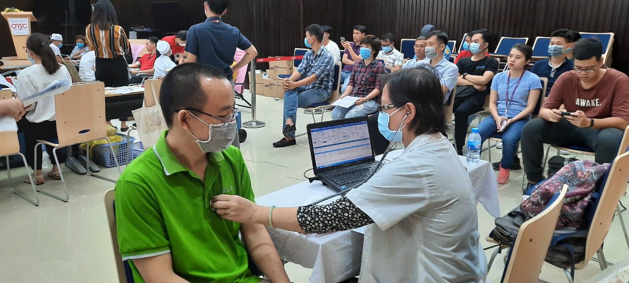   Picture 1, 2: Doctors examining and giving health advice before taking blood
