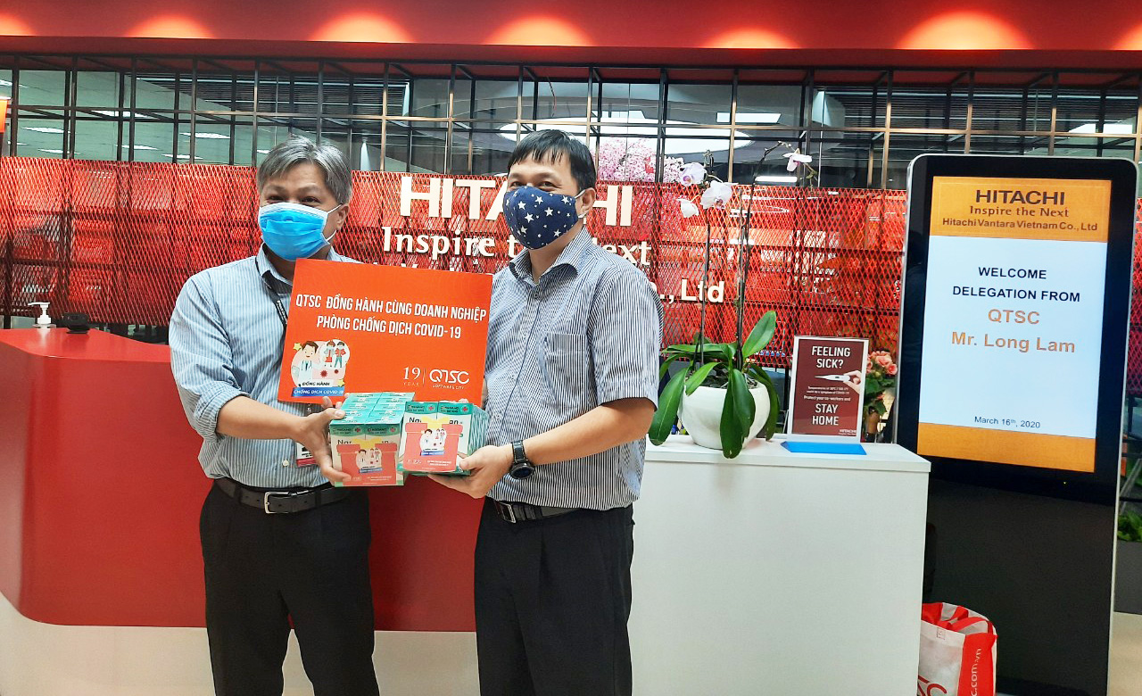Ông Lâm Nguyễn Hải Long (bên phải) – Giám đốc QTSC tặng nước rửa tay cho ông Nguyễn Bá Quỳnh – Tổng Giám đốc công ty Hitachi Vantara