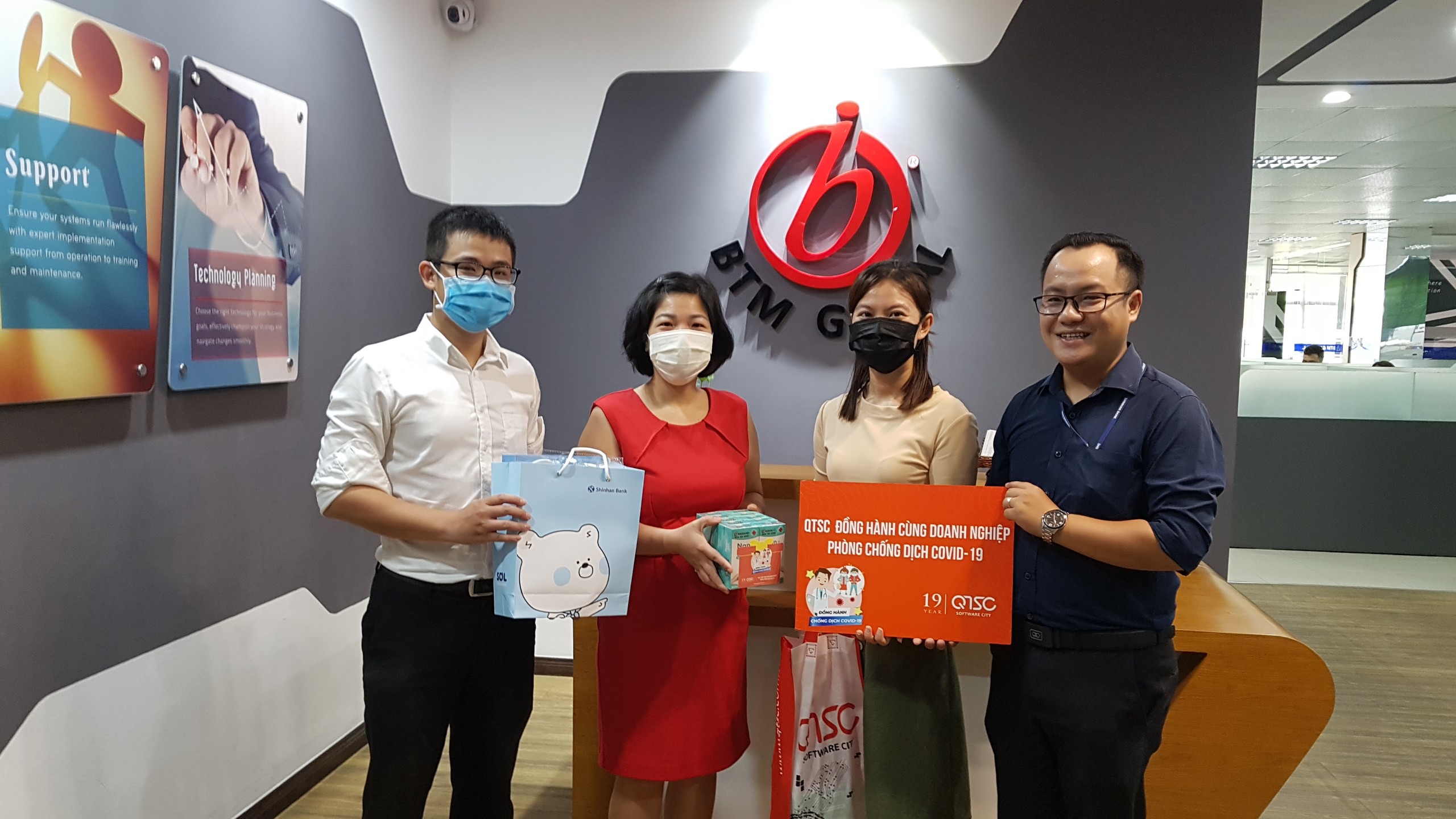 Tặng nước rửa tay cho công ty BTM