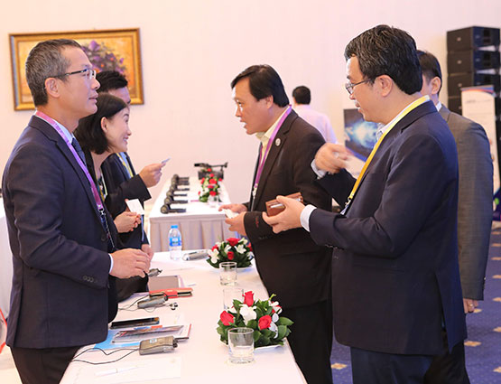 Đại diện các tập đoàn, doanh nghiệp trong và ngoài nước trong lĩnh vực CNTT trao đổi về xu hướng phát triển AI