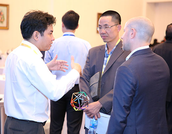 Đại diện các tập đoàn, doanh nghiệp trong và ngoài nước trong lĩnh vực CNTT trao đổi về xu hướng phát triển AI