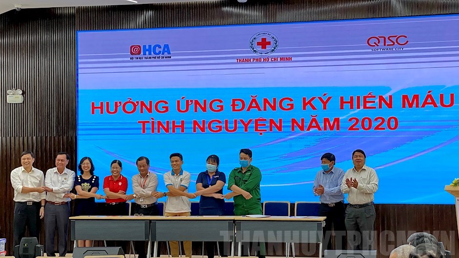 Lễ ký kết tham gia hiến máu tình nguyện của đại diện các thành viên của Hội Tin học TPHCM