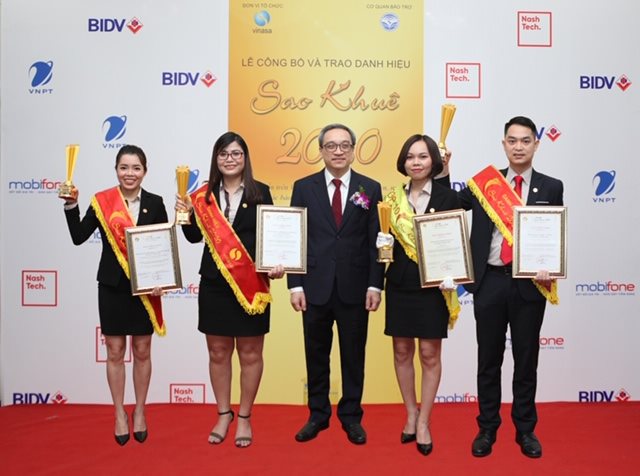 Hình 2: Thứ trưởng Phan Tâm (ở giữa) chúc mừng MISA giành 04 danh hiệu Sao Khuê 2020 và lọt Top 10 sản phẩm tiêu biểu nhất