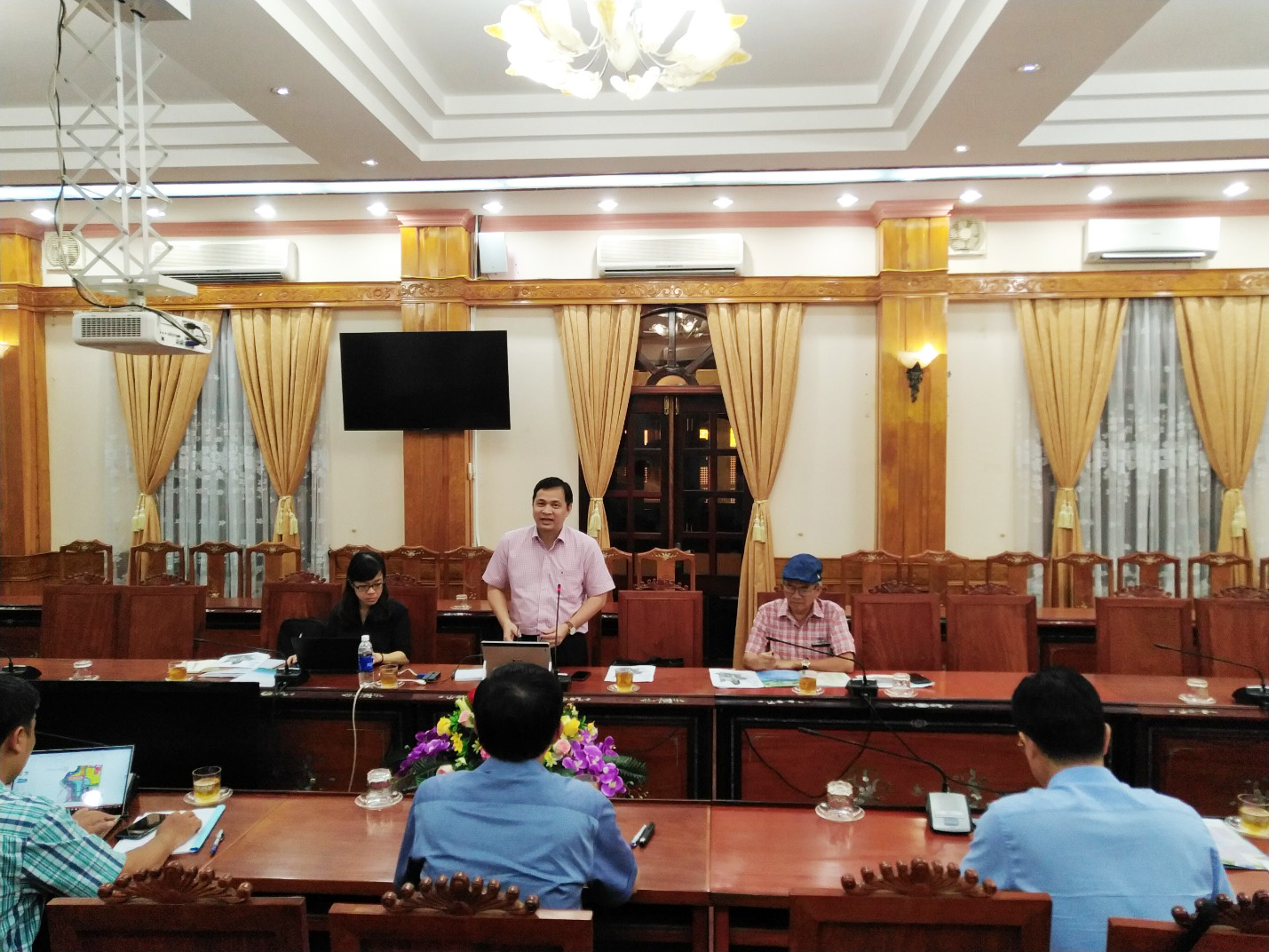 Hình 2: Ông Lâm Nguyễn Hải Long - Ủy viên thường trực Hội đồng quản lý chuỗi QTSC, Giám đốc QTSC phát biểu tại buổi gặp lãnh đạo UBND tỉnh Bình Định