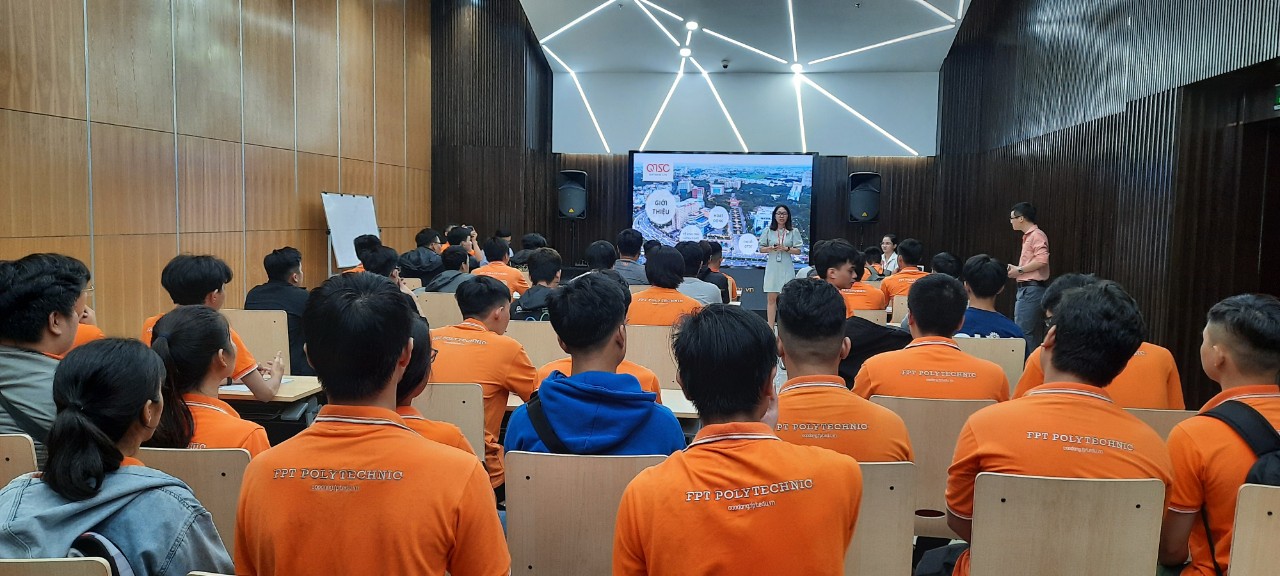 Hình 1: Sinh viên cao đẳng FPT nghe giới thiệu về QTSC và các giải pháp đang triển khai để xây dựng đô thị thông minh tại Công viên phần mềm Quang Trung