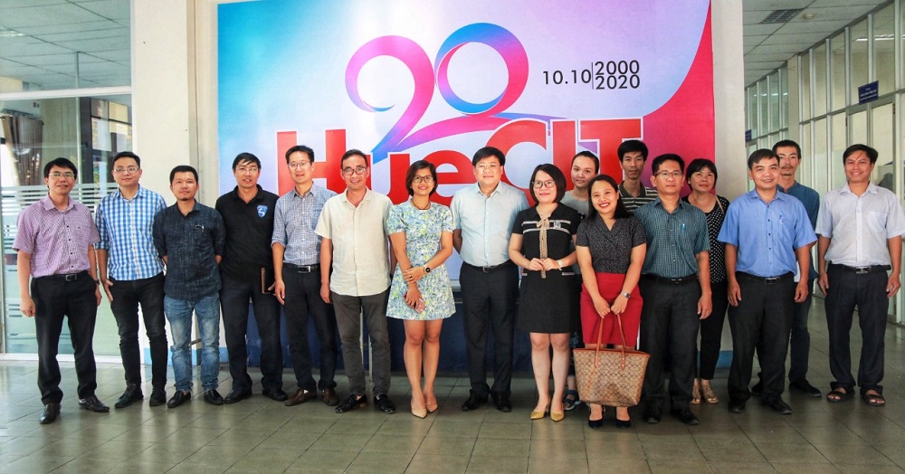 Đại diện các đơn vị tham dự chương trình gặp mặt chụp hình lưu niệm tại HueCIT