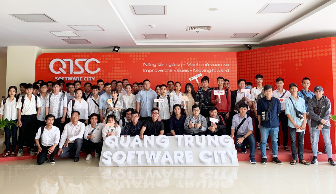 Hình 3: Các bạn sinh viên chụp hình lưu niệm tại QTSC Building 1