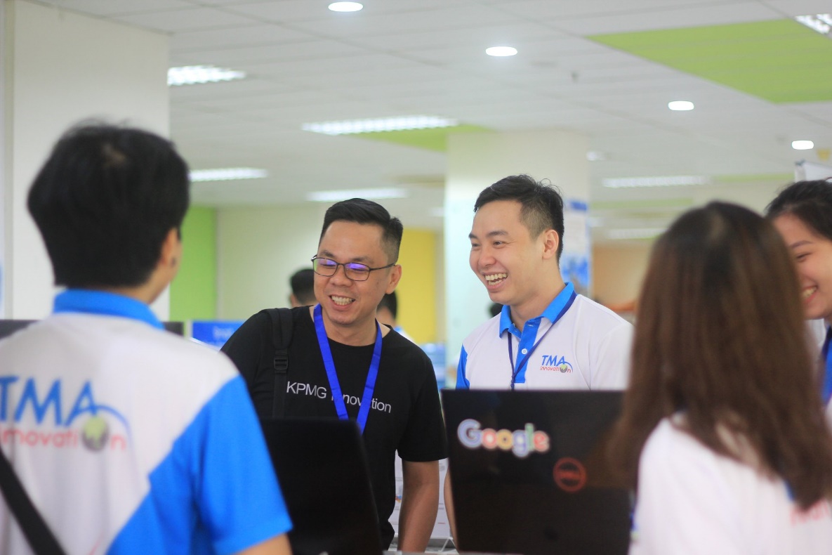 Hình 2: Các khách hàng, đối tác nghe giới thiệu những sản phẩm, giải pháp mới của TMA Innovation