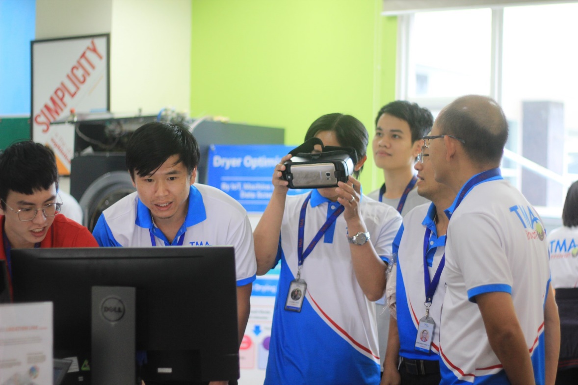 Hình 3: Các khách hàng, đối tác trải nghiệm những sản phẩm, giải pháp mới của TMA Innovation