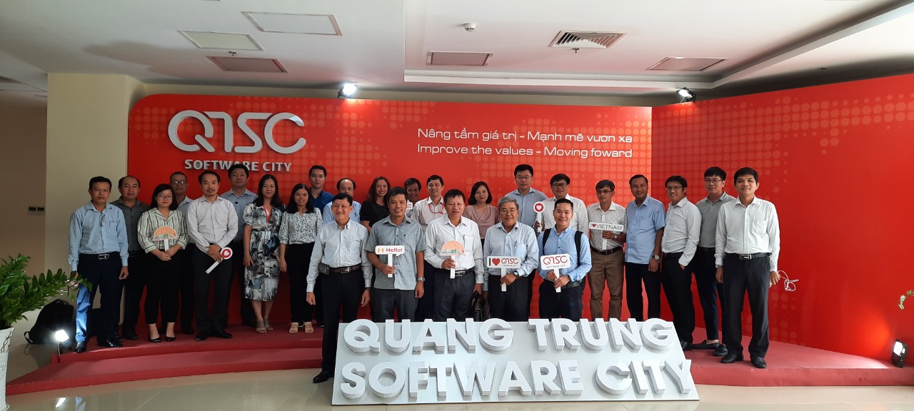 Hình 3: Các thành viên chụp hình lưu niệm tại QTSC Building 1