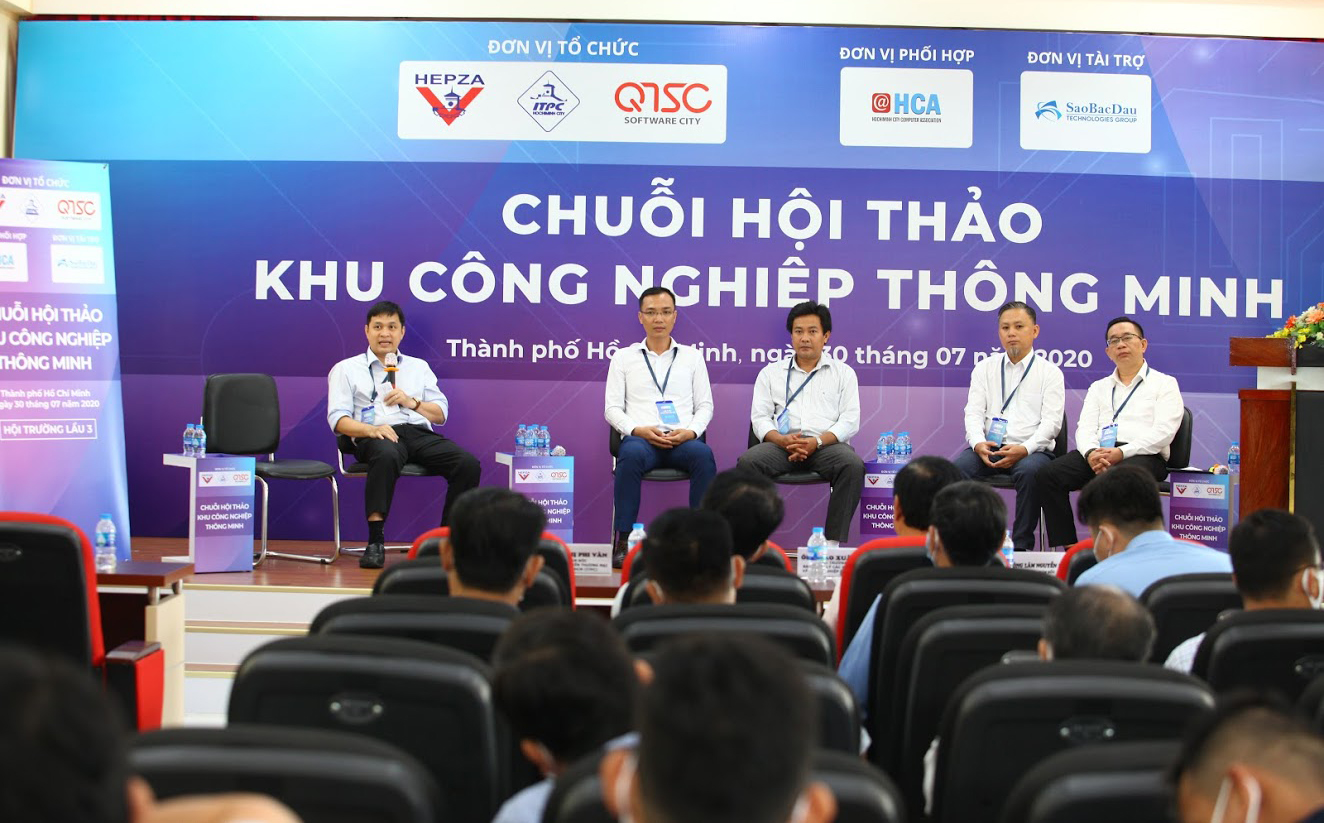 Hình 2: Đại diện các doanh nghiệp tham gia tọa đàm trả lời câu hỏi của các thành viên tham gia hội thảo