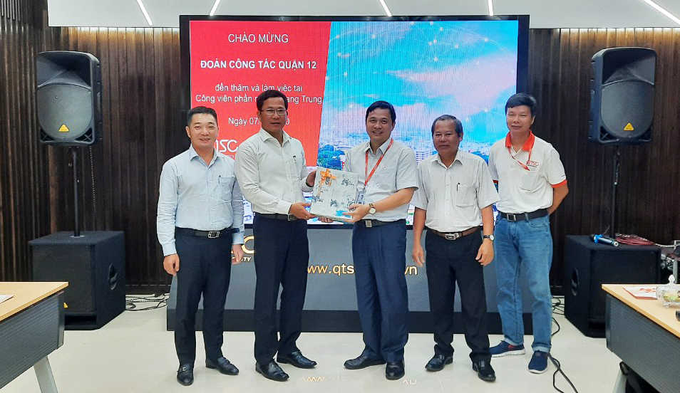 Image 1 (From left to right): Mr. Le Truong Hai Hieu - Member of the Executive Committee of HCMC, Deputy Secretary of Party Committee and Chairman of People's Committee of District 12; Mr. Tran Hoang Danh – Party Committee Secretary of District 12; Mr. Lam Nguyen Hai Long – CEO of QTSC, Mr. Tran Van Ut - Standing Deputy Secretary and Chairman of People's Council, and Mr. Hoang Minh Tri – Deputy CEO of QTSC.