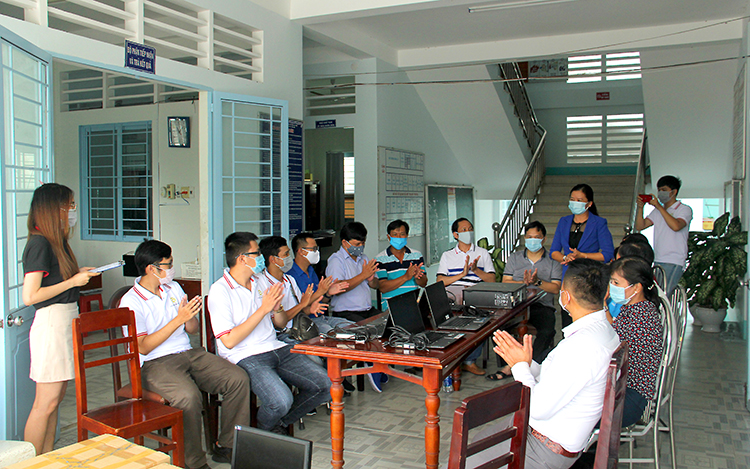 QTSC cooperated with HCA to donate 42 PCs and Laptops to Vinh Long Province