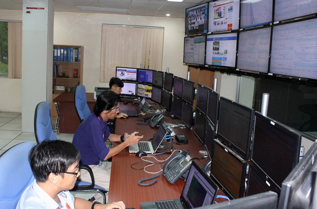 Quản lý vận hành hệ thống quản lý thông minh tại Công viên Phần phầm Quang Trung. (Ảnh: Hoàng Tuấn-Tiến Lực/TTXVN)