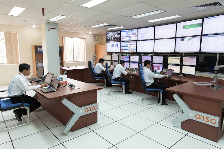 Các kỹ sư giám sát an ninh mạng 24x7x365 tại Trung tâm Viễn thông QTSC