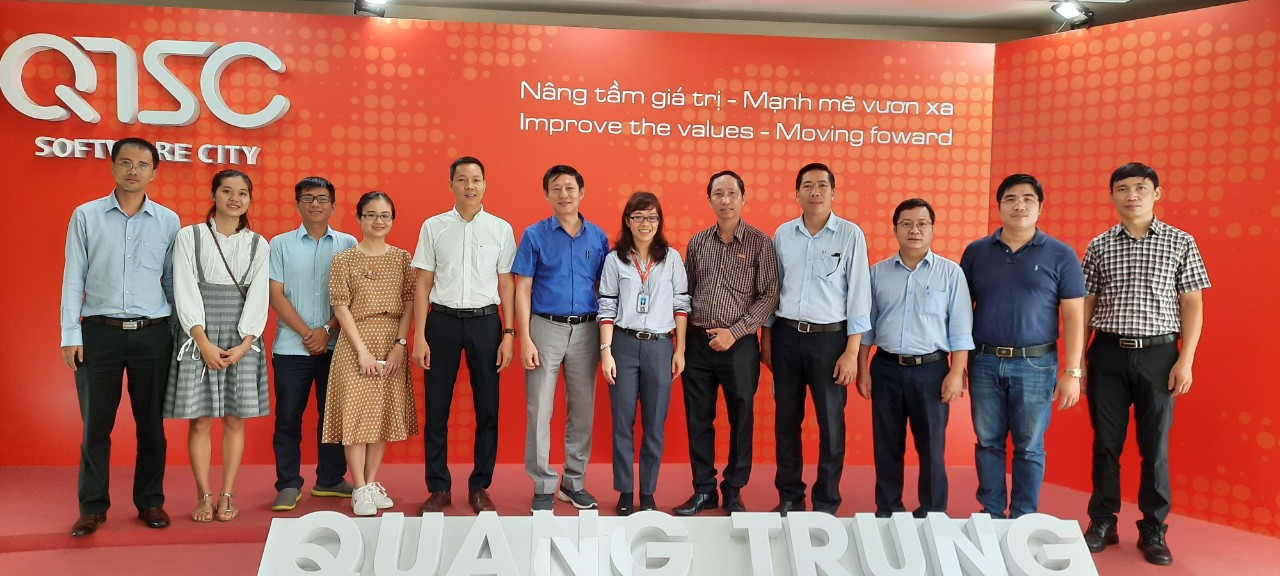 Hình 2: Đoàn chụp hình lưu niệm tại QTSC Building 1