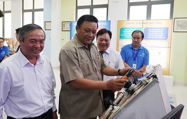 Hình 2: Lãnh đạo tỉnh Bình Định và đại biểu tham quan mô hình công nghệ tại Công viên Sáng tạo TMA Bình Định