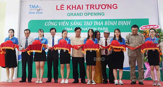 Hình 1: Lãnh đạo tỉnh Bình Định, chủ đầu tư dự án Công viên Sáng tạo TMA Bình Định và đại biểu cắt băng khai trương Công viên Sáng tạo TMA Bình Định