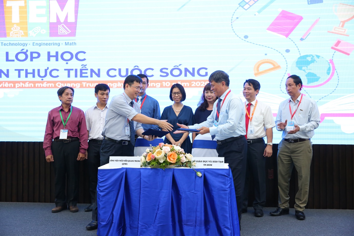 Mr. Nguyen Van Hieu – Deputy Director of Ho Chi Minh City Department of Education and Training (right) and Mr. Lam Nguyen Hai Long – CEO of QTSC (left), signed the cooperation agreement