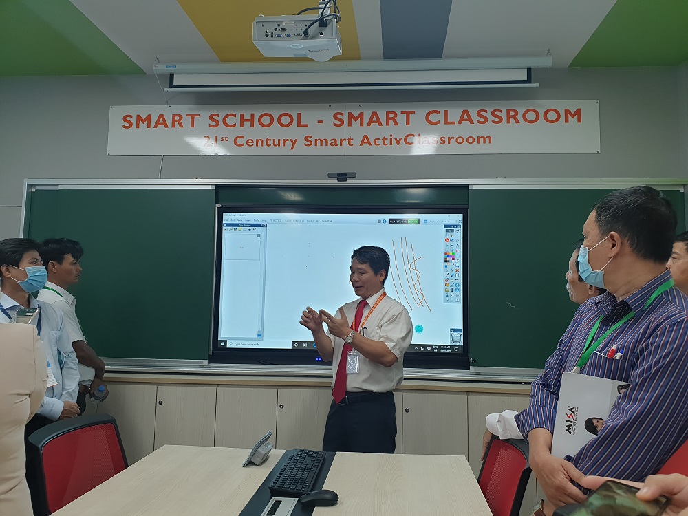 Mô hình một lớp học thông minh, ở đó đằng sau tấm bảng khi kéo ra sẽ là một màn hình cảm ứng lớn, các giáo viên sẽ dễ dàng truy cập tài liệu từ đám mây để minh họa trực quan cho học sinh.