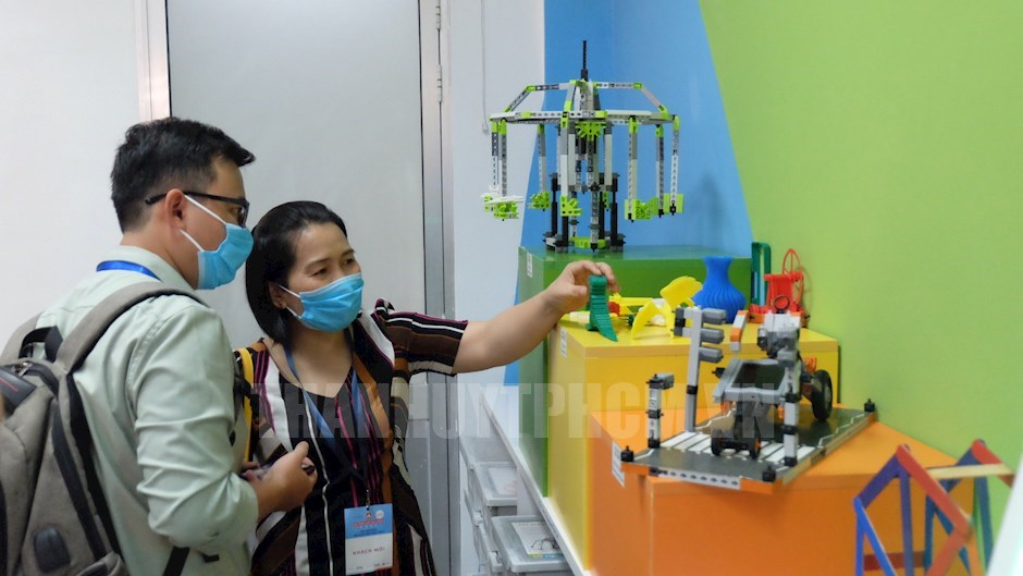 Đại biểu tham quan Trung tâm đào tạo STEAMZONE