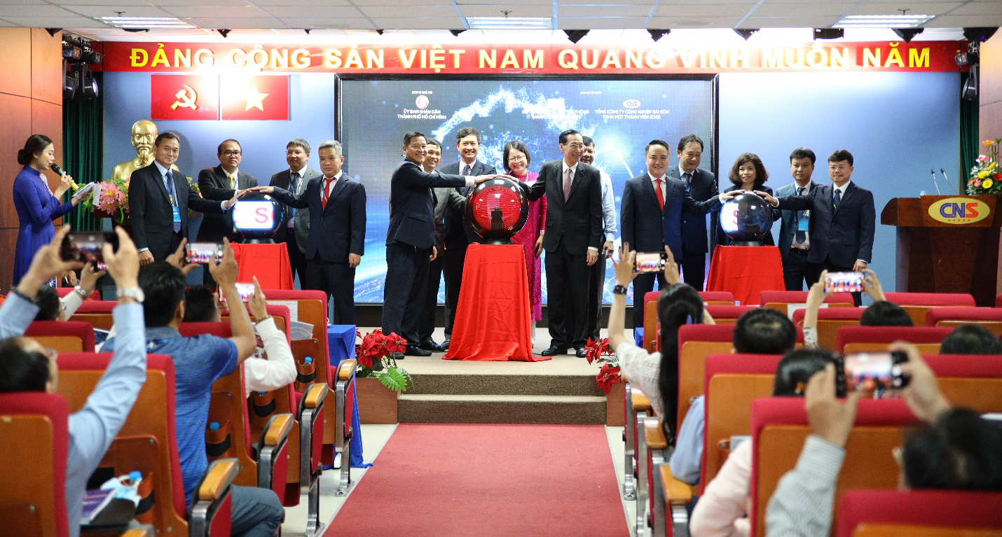 Hình 1: Phó Chủ tịch Thường trực UBND TPHCM Lê Thanh Liêm và đại diện các sở, ban, ngành TP cùng với đại diện CNS, QTSC, các doanh nghiệp, hiệp hội cùng thực hiện nghi thức khai trương Trung tâm An toàn thông tin TP.HCM