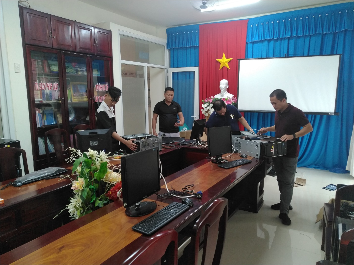 Hình 2: Các kỹ sư của QTSC đang tiến hành lắp đặt máy tính tại văn phòng Hội Liên hiệp Phụ nữ Việt Nam tỉnh Hậu Giang