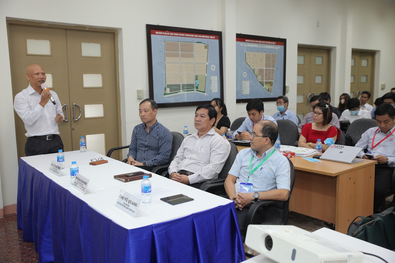 Hình 2: Ông Phạm Hữu Thời – Giám đốc phát triển ERP, công ty Lạc Việt giới thiệu giải pháp LV SureERP tại hội thảo