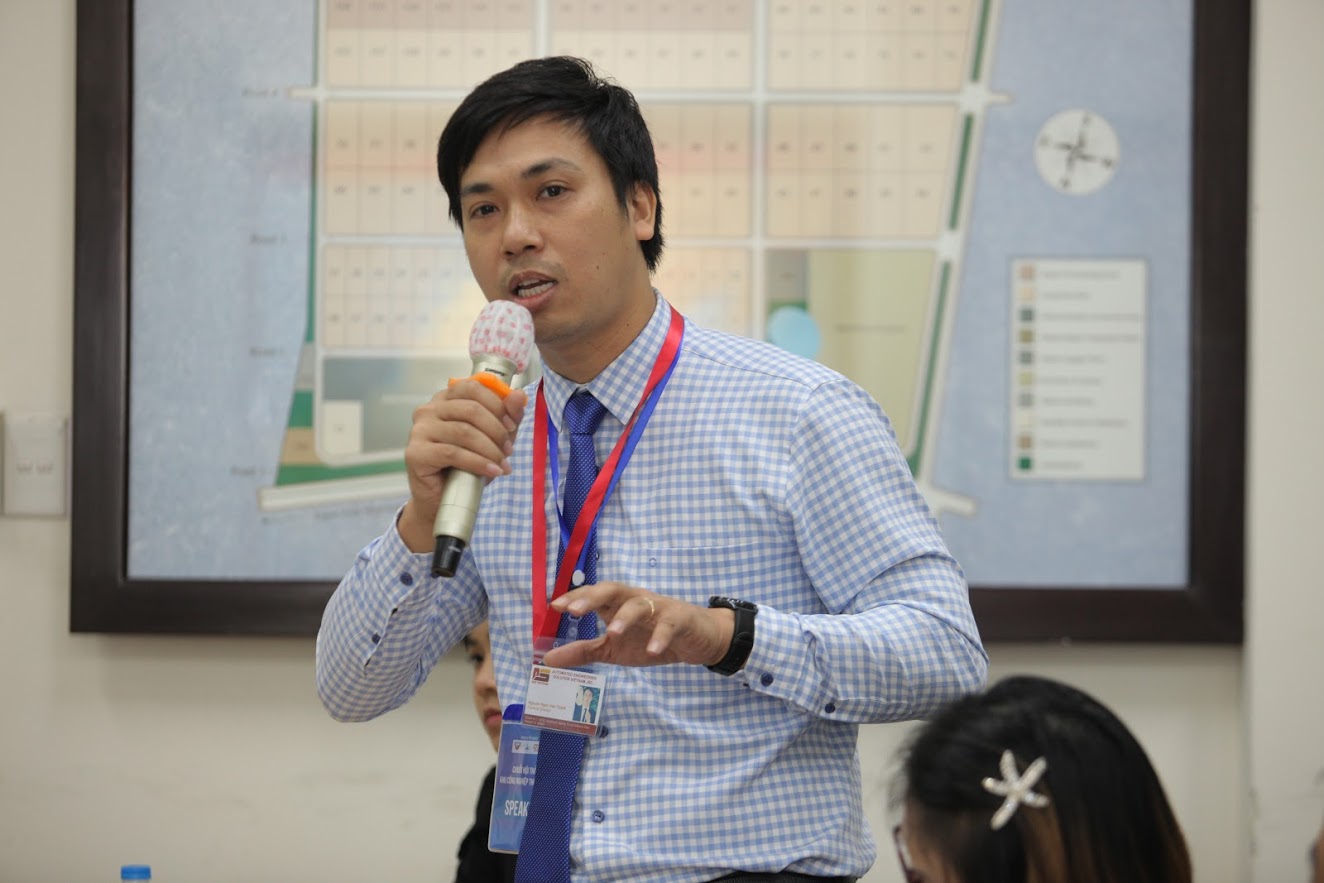 Hình 3: Ông Nguyễn Ngọc Văn Thành, Tổng Giám đốc công ty AES Việt Nam giới thiệu giải pháp DELMIA APRISO